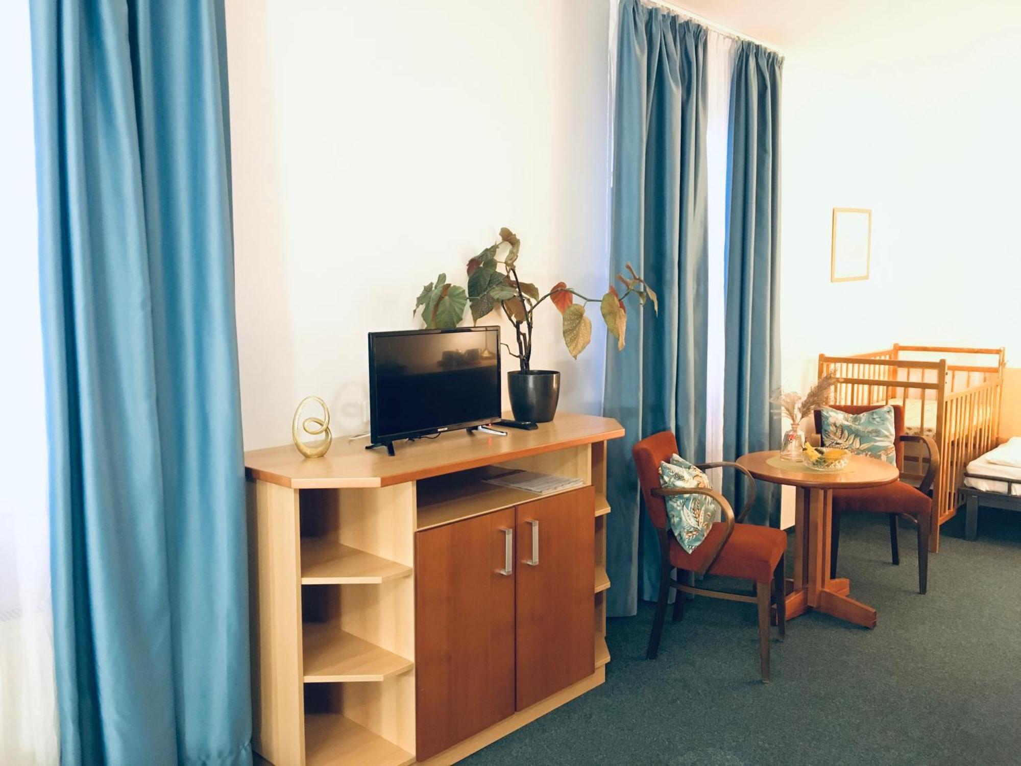 Penzion Hotelu Central Dvůr Králové nad Labem Exteriör bild