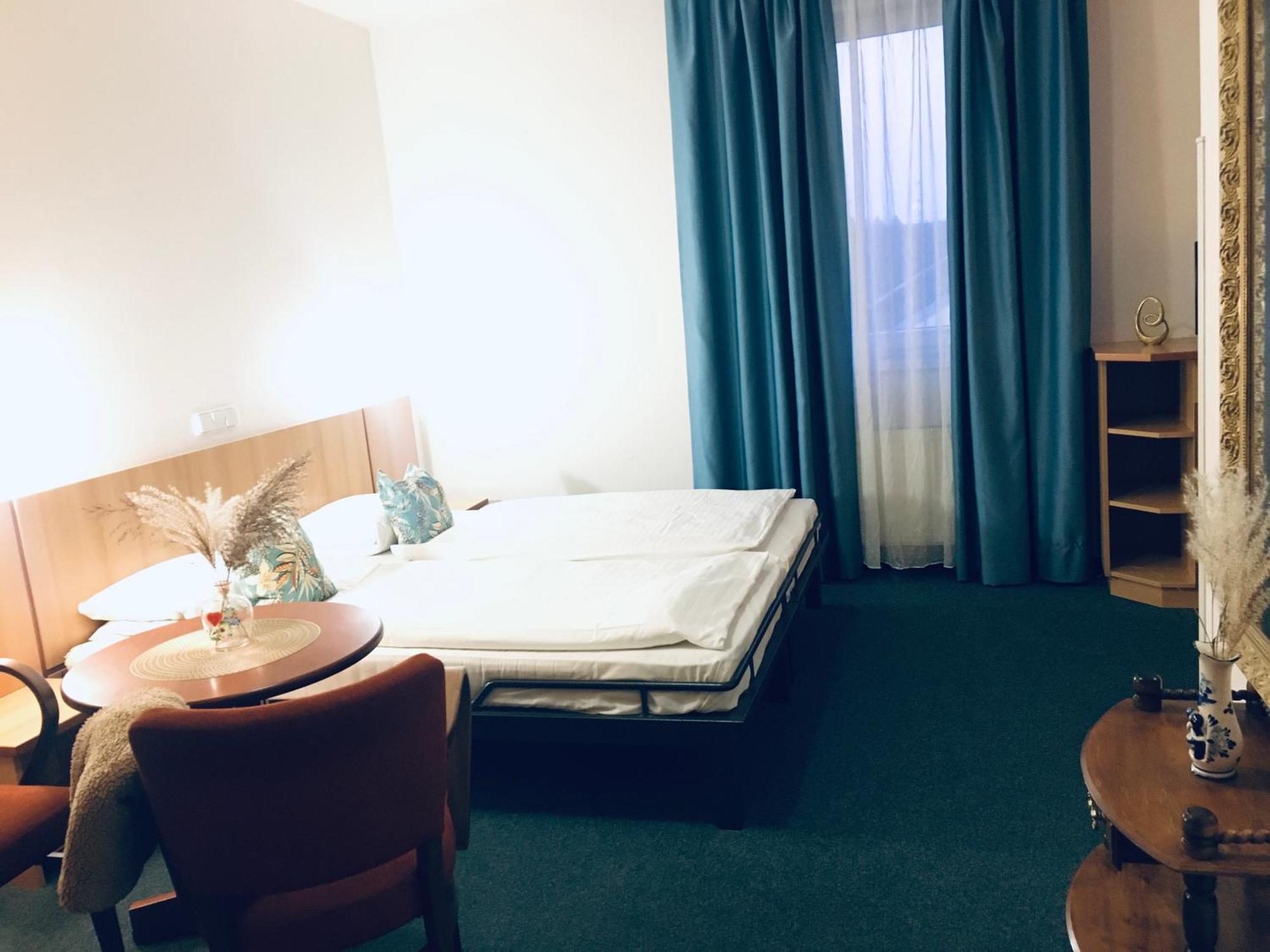 Penzion Hotelu Central Dvůr Králové nad Labem Exteriör bild