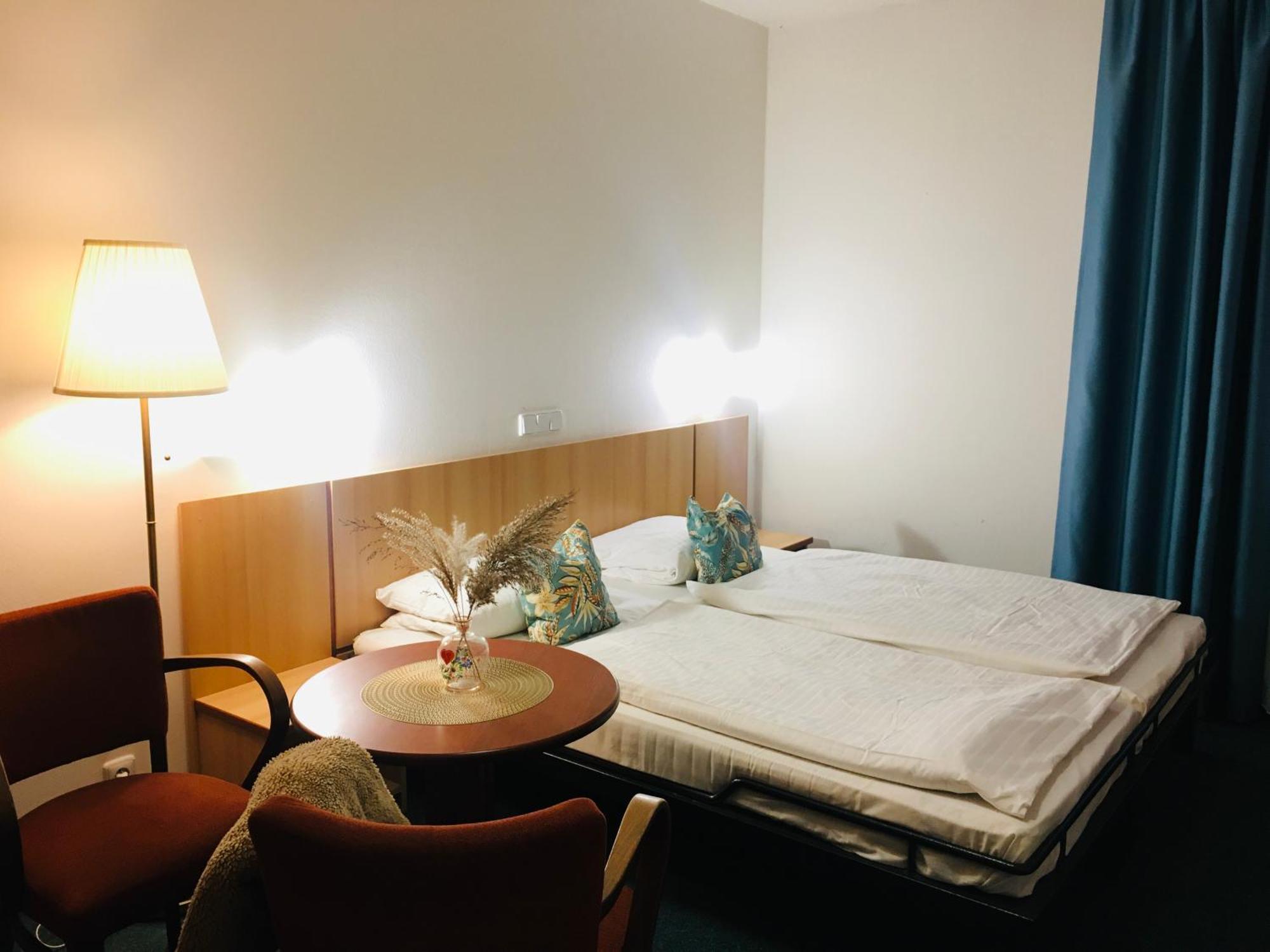 Penzion Hotelu Central Dvůr Králové nad Labem Exteriör bild