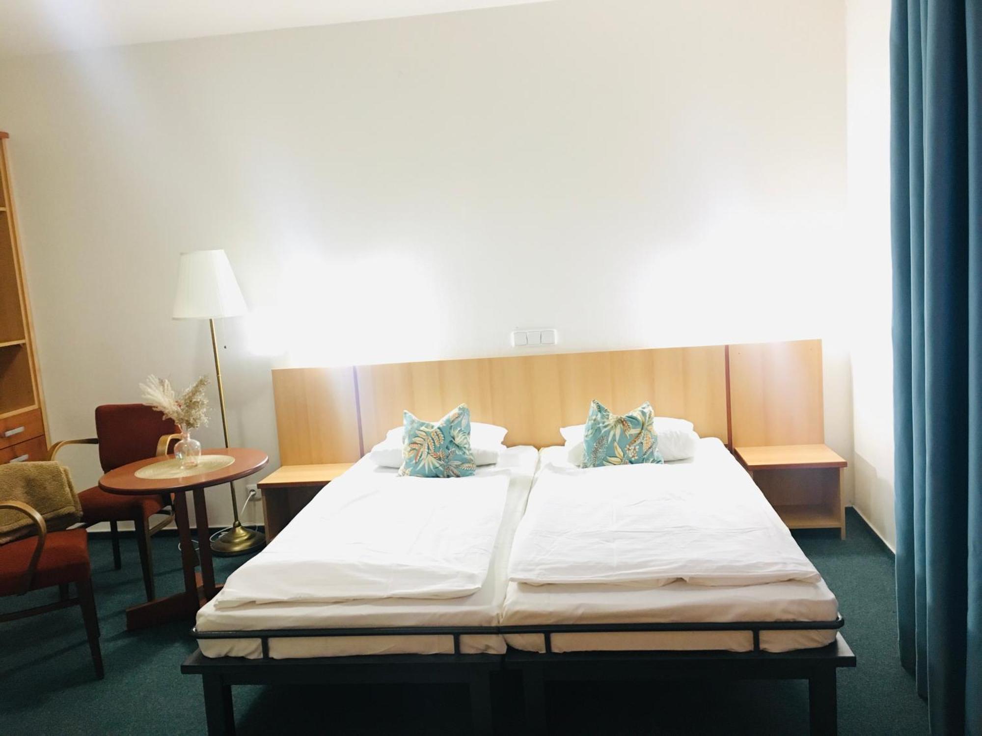 Penzion Hotelu Central Dvůr Králové nad Labem Exteriör bild