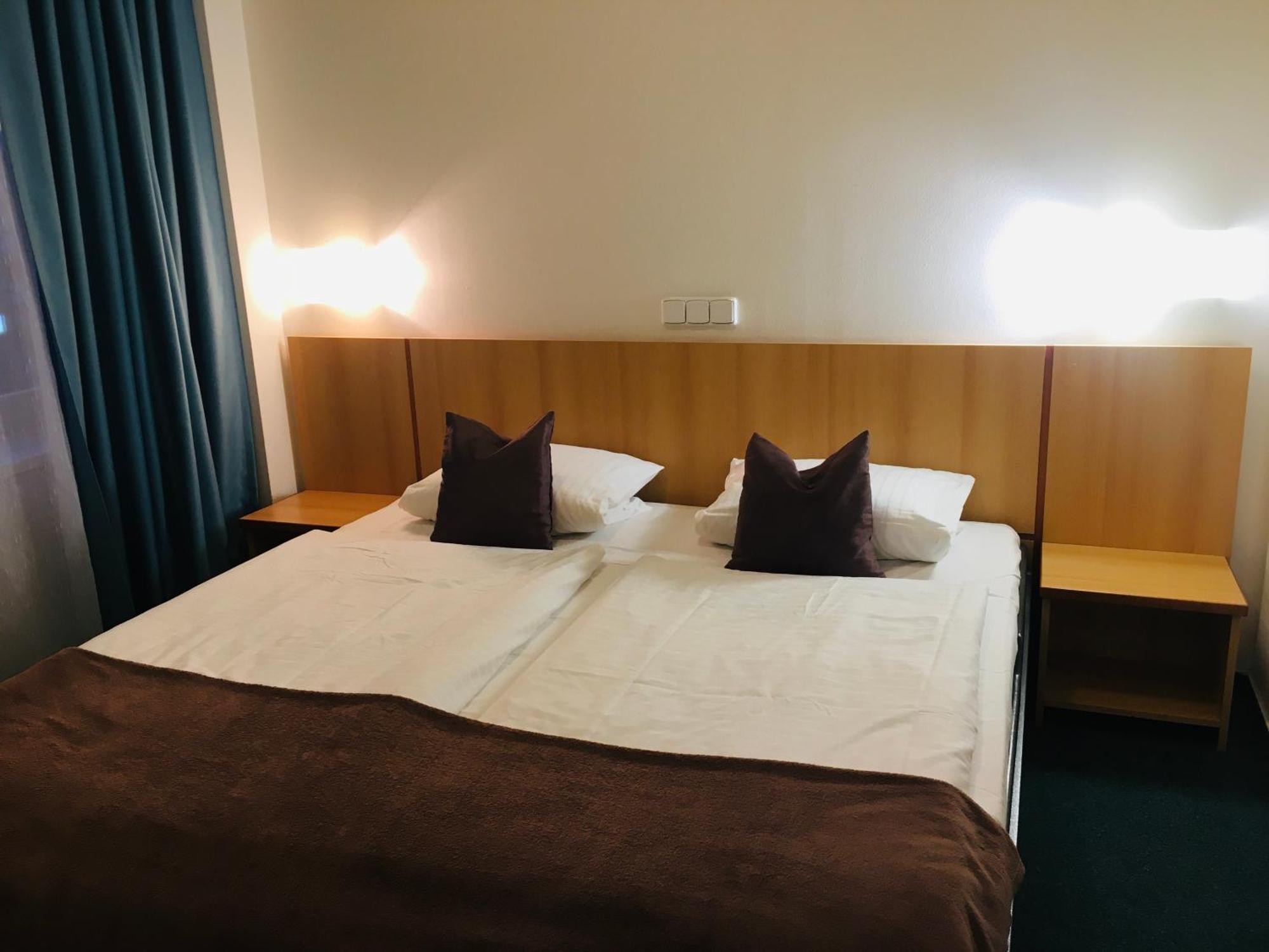 Penzion Hotelu Central Dvůr Králové nad Labem Exteriör bild