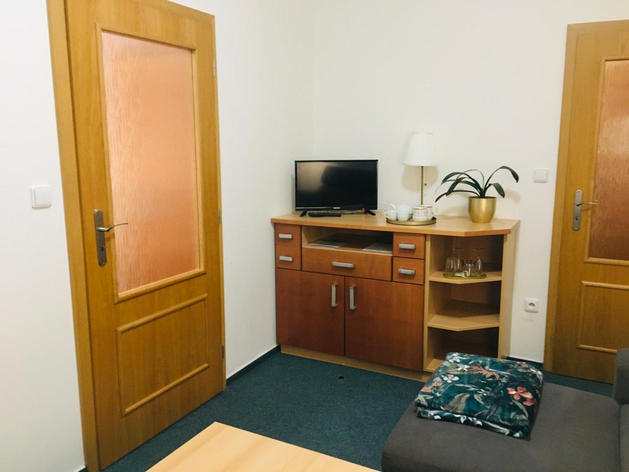 Penzion Hotelu Central Dvůr Králové nad Labem Exteriör bild