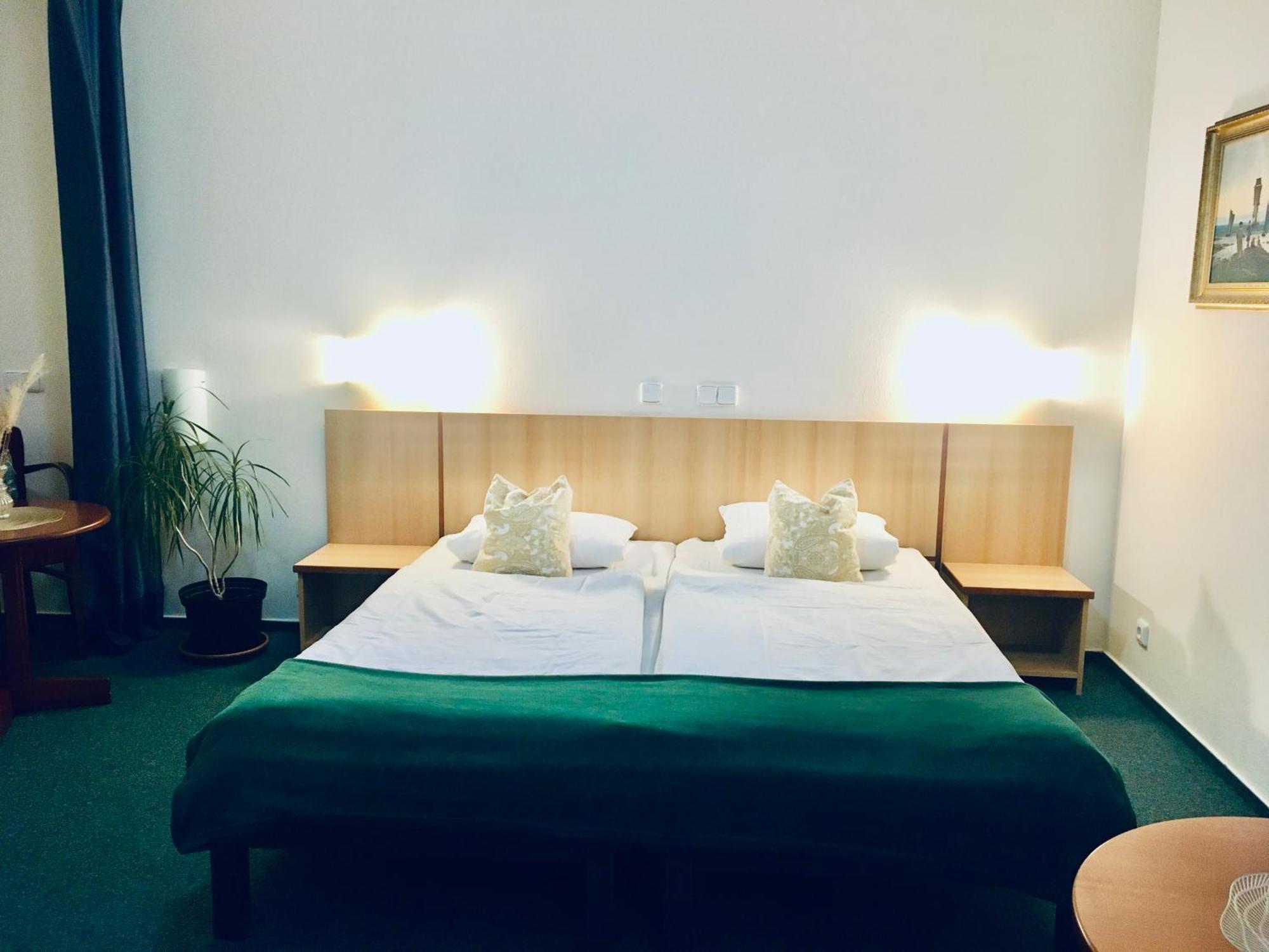 Penzion Hotelu Central Dvůr Králové nad Labem Exteriör bild